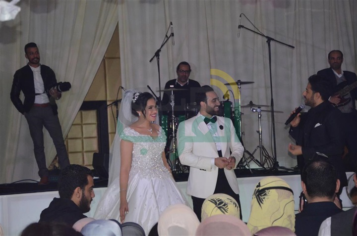 بالصور.. حماقى وبوسى فى زفاف محمد ونورهان بالصور.. حماقى وبوسى فى زفاف محمد ونورهان