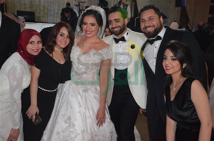 بالصور.. حماقى وبوسى فى زفاف محمد ونورهان بالصور.. حماقى وبوسى فى زفاف محمد ونورهان