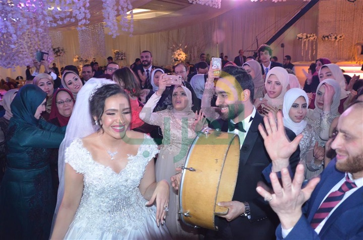 بالصور.. حماقى وبوسى فى زفاف محمد ونورهان بالصور.. حماقى وبوسى فى زفاف محمد ونورهان