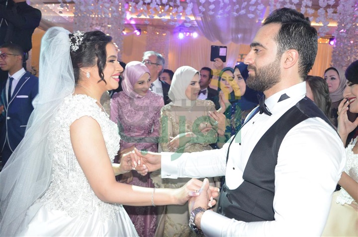 بالصور.. حماقى وبوسى فى زفاف محمد ونورهان بالصور.. حماقى وبوسى فى زفاف محمد ونورهان