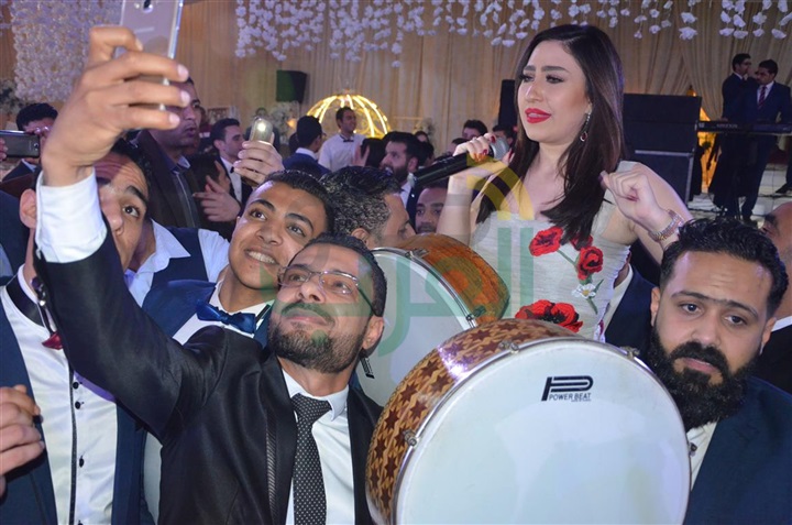 بالصور.. حماقى وبوسى فى زفاف محمد ونورهان بالصور.. حماقى وبوسى فى زفاف محمد ونورهان