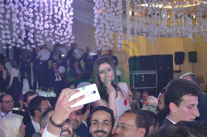 بالصور.. حماقى وبوسى فى زفاف محمد ونورهان بالصور.. حماقى وبوسى فى زفاف محمد ونورهان