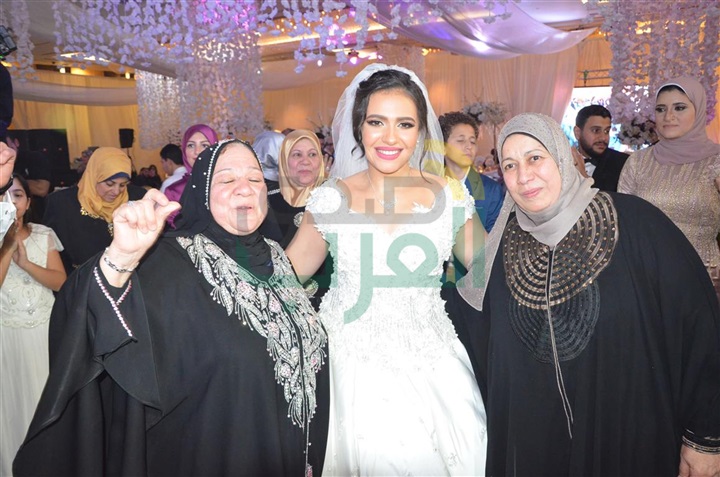 بالصور.. حماقى وبوسى فى زفاف محمد ونورهان بالصور.. حماقى وبوسى فى زفاف محمد ونورهان