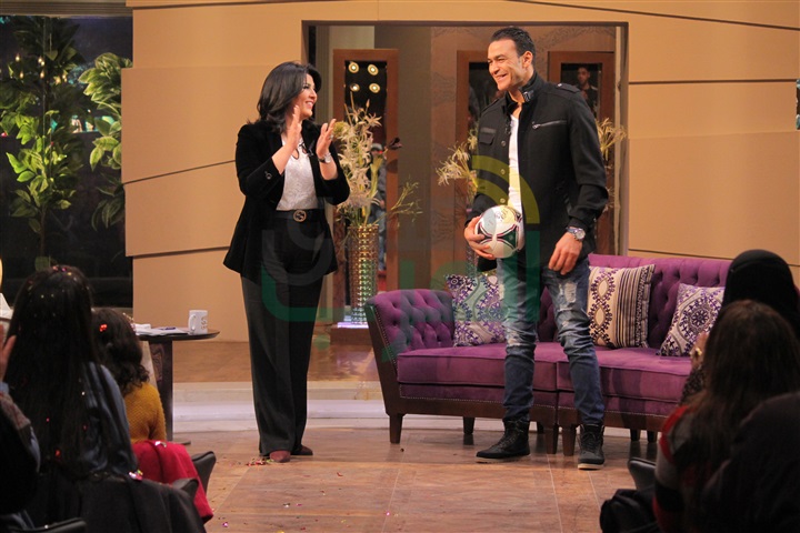 بالصور.. تفاصيل لقاء "الحضري" في "معكم.. منى الشاذلي"