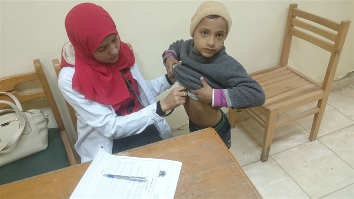 بالصور.. علاج 765 حالة في قوافل طبية بقرى بلاد المال وأولاد نجم بقنا