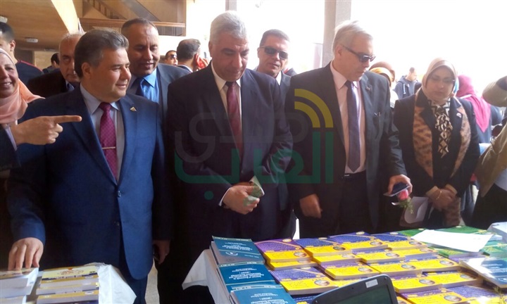 رئيس جامعة بنها ووكيل التعليم بالقليوبية يفتتحان معرض الكتاب