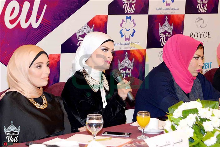 بالصور.. عشرات الفتيات أمام لجنة تحكيم مهرجان ملكة جمال المحجبات العرب بالصور.. عشرات الفتيات أمام لجنة تحكيم مهرجان ملكة جمال المحجبات العرب