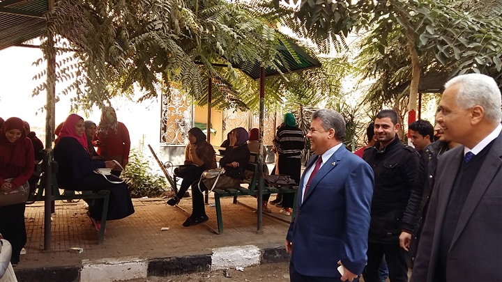 القاضى يتابع انتظام الدراسة ويبحث شكاوى الطلاب