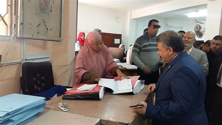 القاضى يتابع انتظام الدراسة ويبحث شكاوى الطلاب