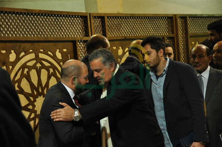 انتهاء عزاء والد المطرب محمود العسيلى بحضور المشاهير