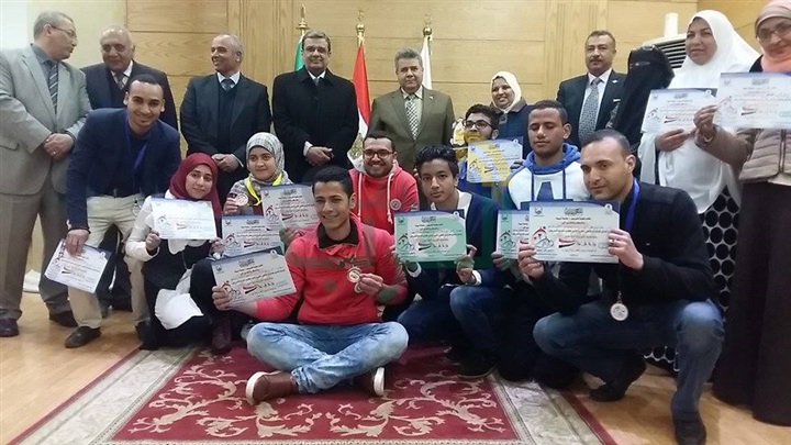بالصور.. مجلس جامعة بنها يكرم طلاب كلية التمريض  