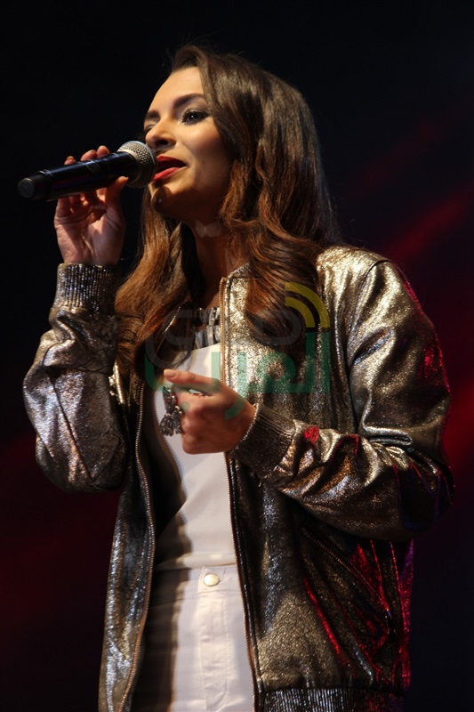 بالصور.. "كارمن سليمان"تتحدى المطر وتحتفل مع طلاب "BUE" بالصور.. "كارمن سليمان"تتحدى المطر وتحتفل مع طلاب "BUE"