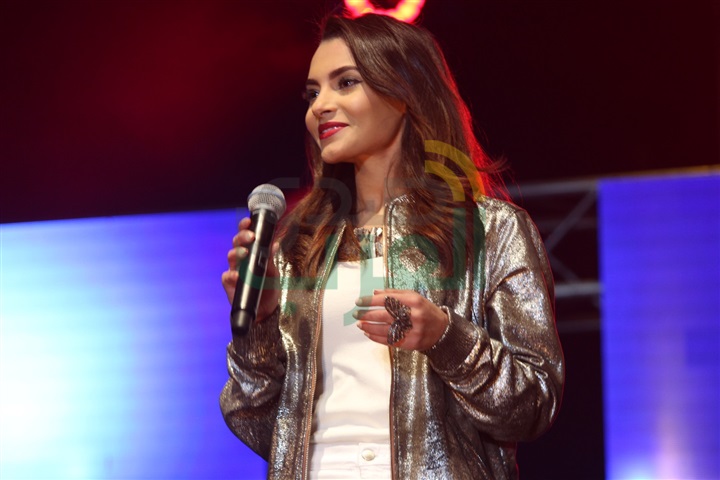 بالصور.. "كارمن سليمان"تتحدى المطر وتحتفل مع طلاب "BUE" بالصور.. "كارمن سليمان"تتحدى المطر وتحتفل مع طلاب "BUE"