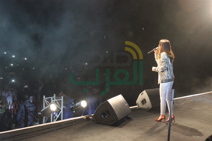 بالصور.. "كارمن سليمان"تتحدى المطر وتحتفل مع طلاب "BUE" بالصور.. "كارمن سليمان"تتحدى المطر وتحتفل مع طلاب "BUE"