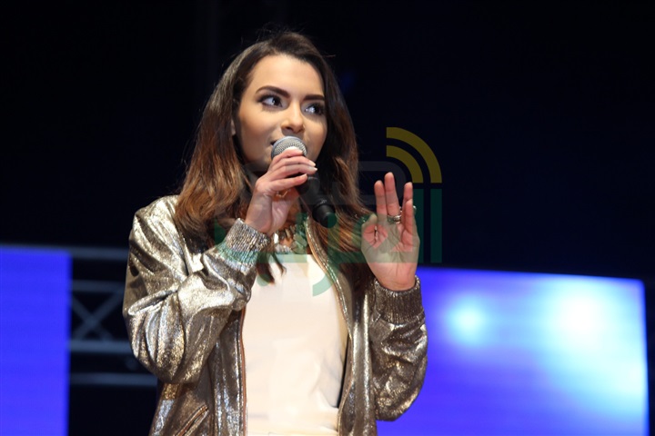 بالصور.. "كارمن سليمان"تتحدى المطر وتحتفل مع طلاب "BUE" بالصور.. "كارمن سليمان"تتحدى المطر وتحتفل مع طلاب "BUE"
