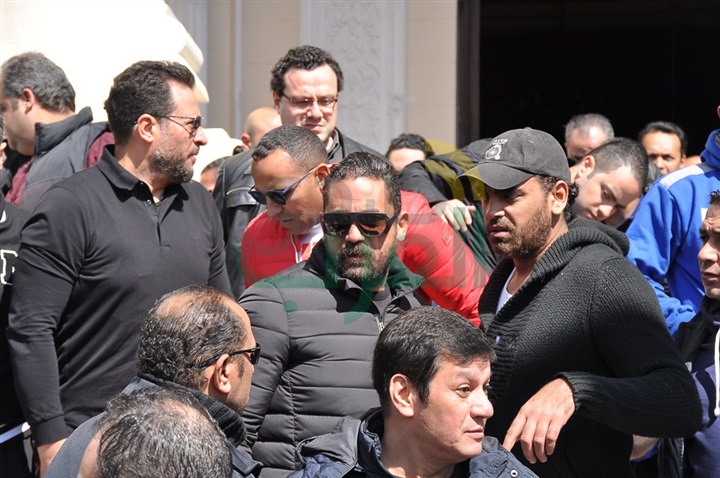 بالصور.. نجوم الفن يشيعون جنازة والد امير كرارة بالصور.. نجوم الفن يشيعون جنازة والد امير كرارة