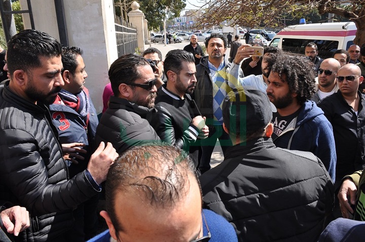 بالصور.. نجوم الفن يشيعون جنازة والد امير كرارة بالصور.. نجوم الفن يشيعون جنازة والد امير كرارة