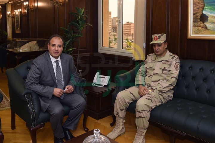 قائد المنطقة الشمالية العسكرية يهنئ محافظ الإسكندرية بمنصبه الجديد