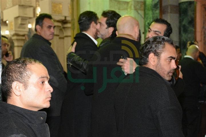 بالصور.. توافد نجوم الفن والرياضة على عزاء والد أمير كرارة