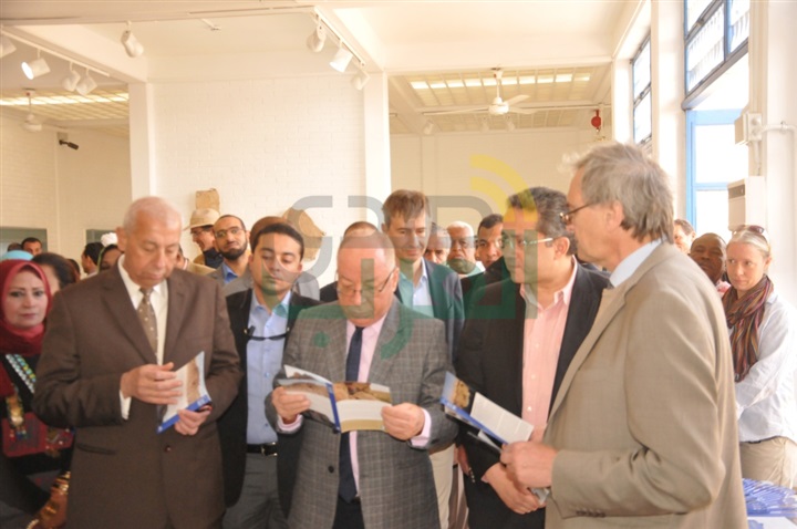 بالصور.. وزير الأثار والمحافظ يفتتحان متحف الحفائر بأسوان