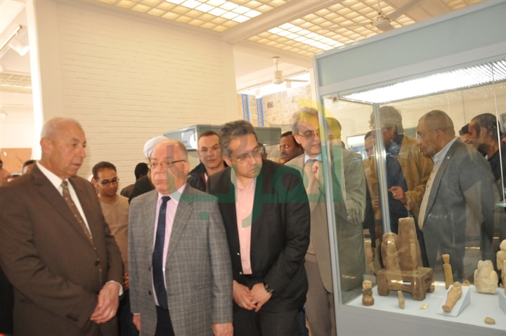 بالصور.. وزير الأثار والمحافظ يفتتحان متحف الحفائر بأسوان