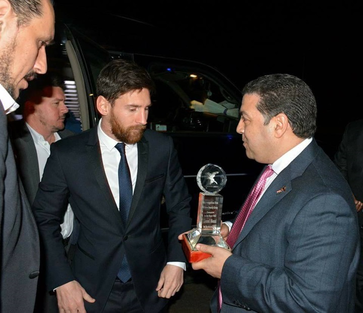 بالصور.. بعد نجاحها في تأمينه.. "فالكون" تهدي درع الشركة لـ"ميسي"
