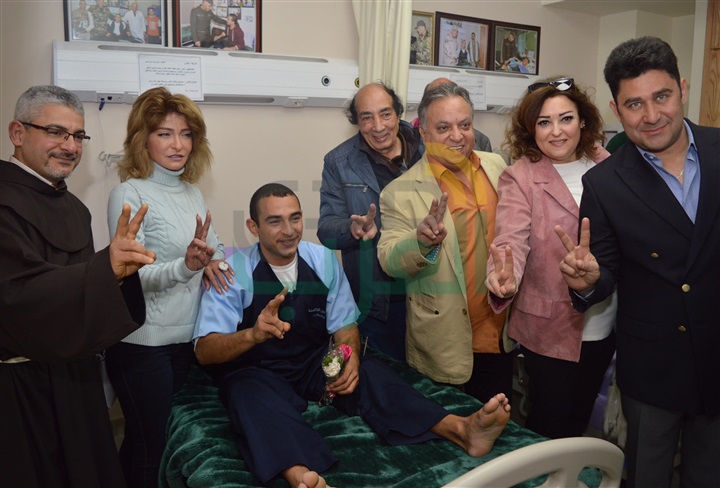 وفد من رموز المجتمع يزور المصابين من أبطال القوات المسلحة بالمجمع الطبى بالمعادى  