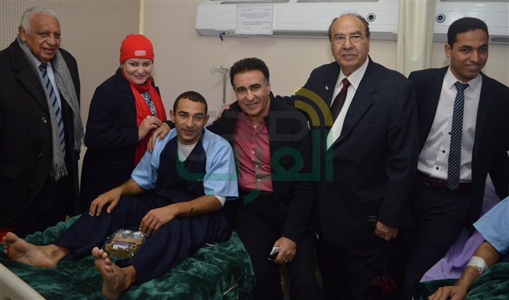 وفد من رموز المجتمع يزور المصابين من أبطال القوات المسلحة بالمجمع الطبى بالمعادى  