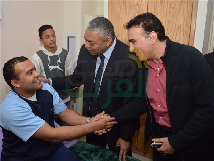 وفد من رموز المجتمع يزور المصابين من أبطال القوات المسلحة بالمجمع الطبى بالمعادى  