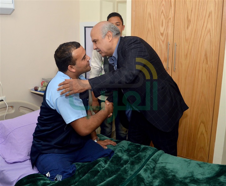 وفد من رموز المجتمع يزور المصابين من أبطال القوات المسلحة بالمجمع الطبى بالمعادى  