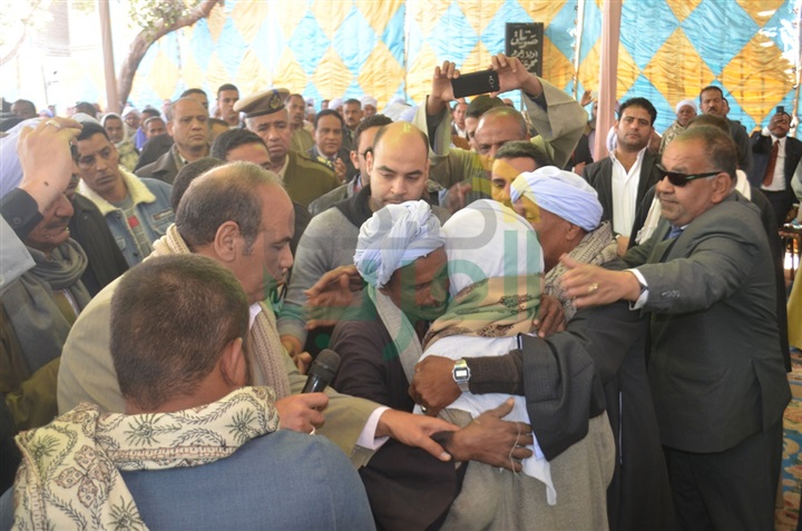 بالصور: محافظ قنا يشهد جلسة صلح القودة بين أبناء العمومة عائلة العويجات