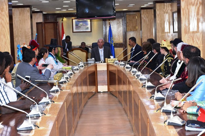 بالصور: محافظ أسوان يكرم الفرق المشاركة فى الدورة الخامسة لمهرجان الثقافة والفنون  