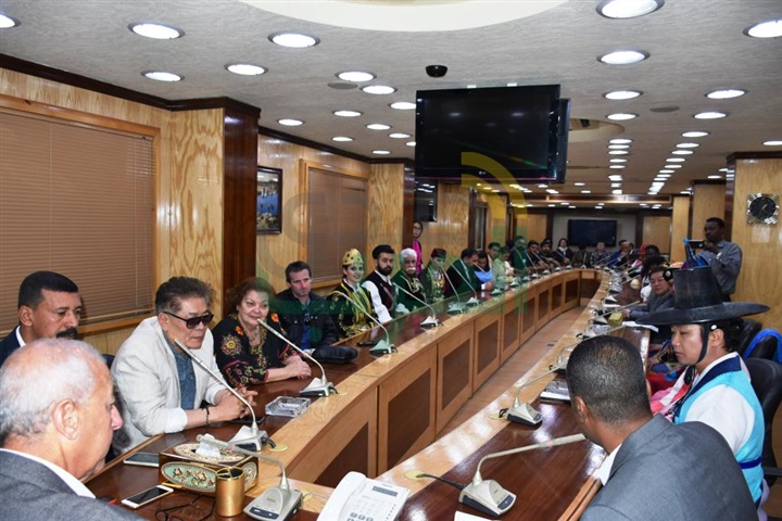 بالصور: محافظ أسوان يكرم الفرق المشاركة فى الدورة الخامسة لمهرجان الثقافة والفنون  