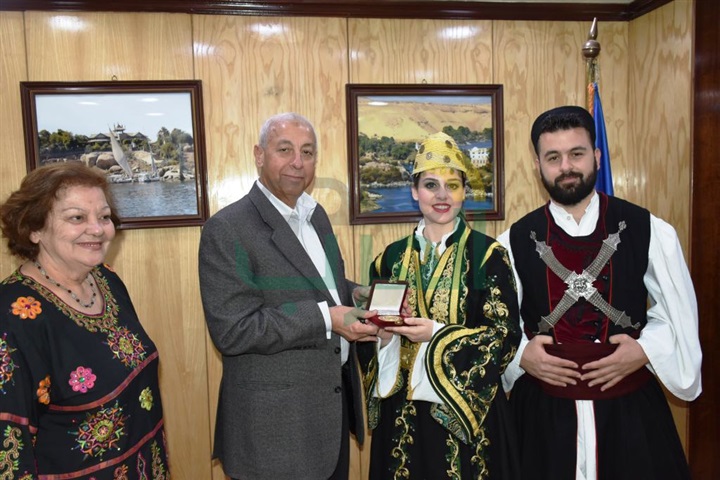 بالصور: محافظ أسوان يكرم الفرق المشاركة فى الدورة الخامسة لمهرجان الثقافة والفنون  