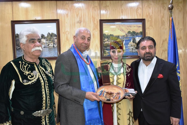 بالصور: محافظ أسوان يكرم الفرق المشاركة فى الدورة الخامسة لمهرجان الثقافة والفنون  