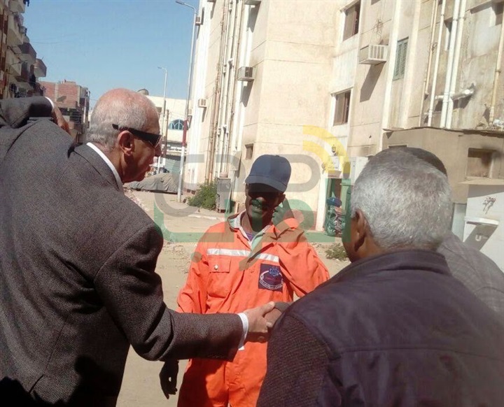 جولة مفاجئة لمجدى حجازى بشوارع وأحياء مدينة أسوان  