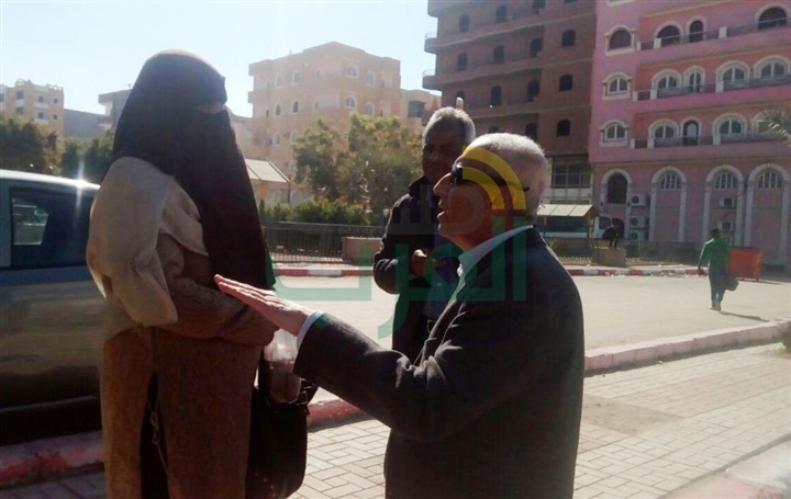 جولة مفاجئة لمجدى حجازى بشوارع وأحياء مدينة أسوان  