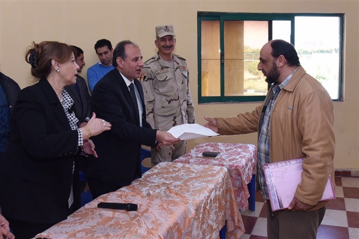 سلطان يسلم الدفعة الأولى لتعويضات الأهالي الذين تم هدم منازلهم لبناء بشاير الخير٢  