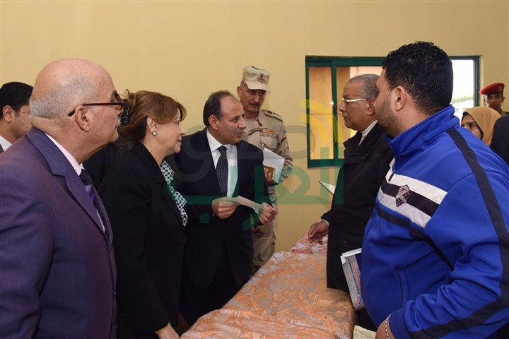 سلطان يسلم الدفعة الأولى لتعويضات الأهالي الذين تم هدم منازلهم لبناء بشاير الخير٢  