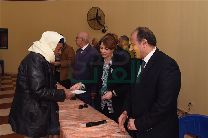 سلطان يسلم الدفعة الأولى لتعويضات الأهالي الذين تم هدم منازلهم لبناء بشاير الخير٢  
