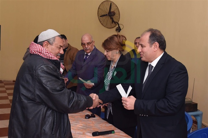 سلطان يسلم الدفعة الأولى لتعويضات الأهالي الذين تم هدم منازلهم لبناء بشاير الخير٢  