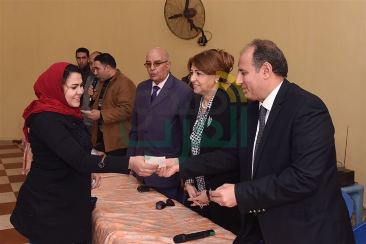 سلطان يسلم الدفعة الأولى لتعويضات الأهالي الذين تم هدم منازلهم لبناء بشاير الخير٢  