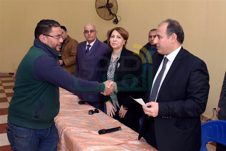 سلطان يسلم الدفعة الأولى لتعويضات الأهالي الذين تم هدم منازلهم لبناء بشاير الخير٢  
