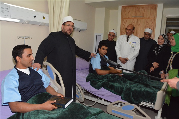 وزير الأوقاف وعدد من رجال الدين والإعلاميين فى زيارة لمصابي أبطال القوات المسلحة بالمجمع الطبي بالمعادي