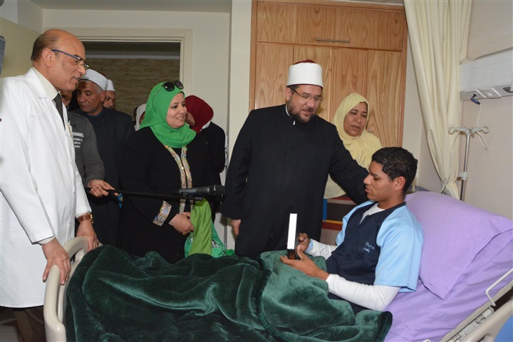 وزير الأوقاف وعدد من رجال الدين والإعلاميين فى زيارة لمصابي أبطال القوات المسلحة بالمجمع الطبي بالمعادي