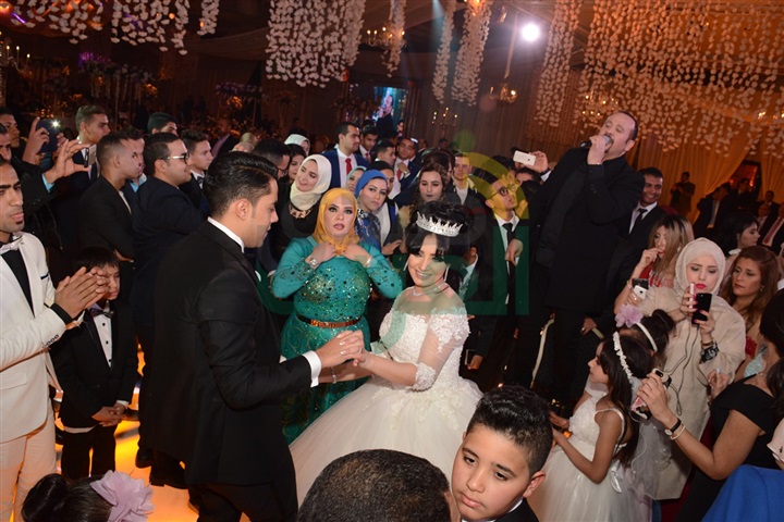 بالصور.. كبار رجال السياسة ونجوم الفن في زفاف عبد الله وساندي بالصور.. كبار رجال السياسة ونجوم الفن في زفاف عبد الله وساندي