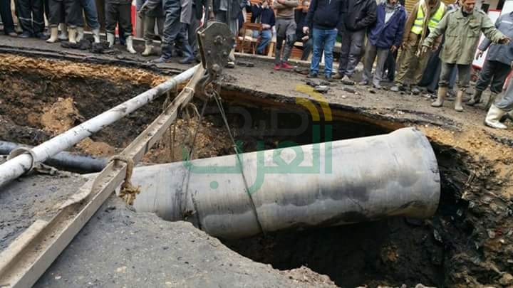 بالصور.. إصلاح كسر خط المياه الرئيسى بشارع الوحدة بشبرا الخيمة