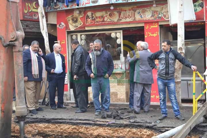 بالصور.. إصلاح كسر خط المياه الرئيسى بشارع الوحدة بشبرا الخيمة