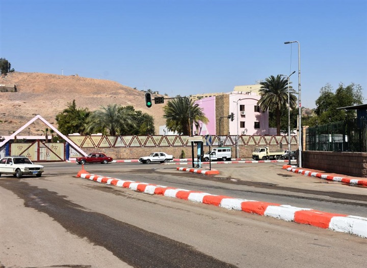 بالصور .. محافظ أسوان يتفقد أعمال التطوير والتجميل بالشوارع الداخلية بمدينة أسوان 