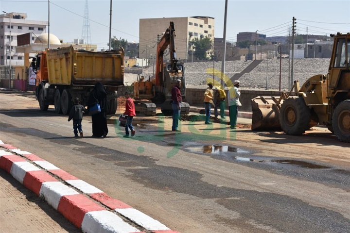 بالصور .. محافظ أسوان يتفقد أعمال التطوير والتجميل بالشوارع الداخلية بمدينة أسوان 